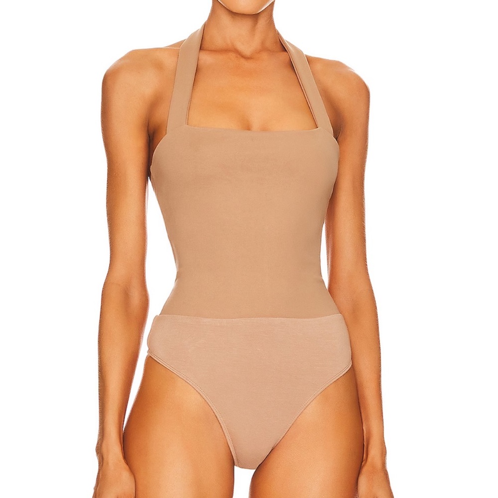 NWT Reece Halter Bodysuit in Nude
superdown Sz L org $54